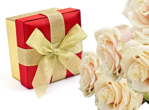 Scatola regalo con rose — Foto Stock