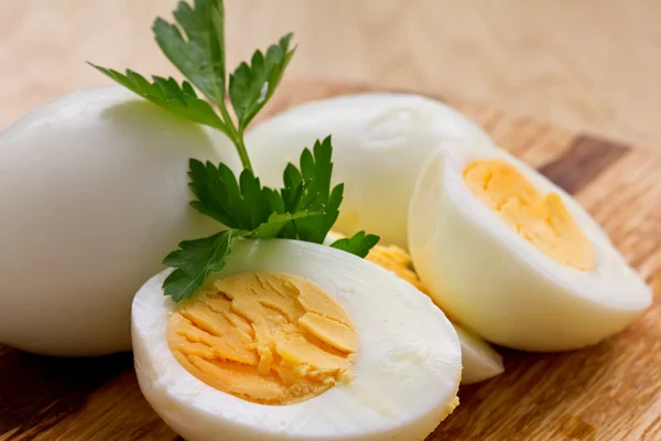 Huevos cocidos sobre fondo de madera —  Fotos de Stock