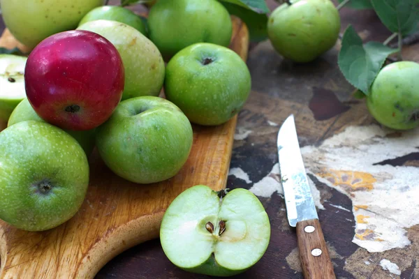 Manzanas frescas sobre fondo de madera. Enfoque selectivo —  Fotos de Stock