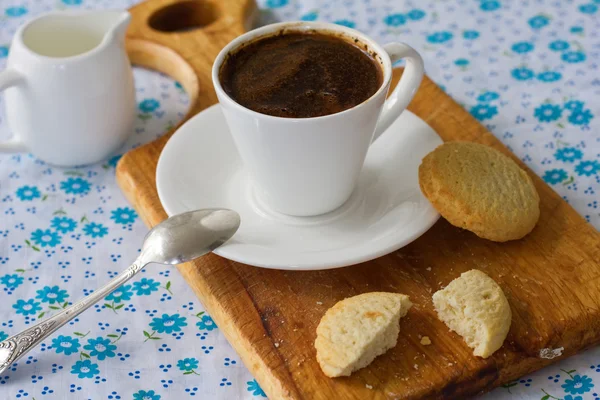 Tasse de café avec lait et biscuits — Photo