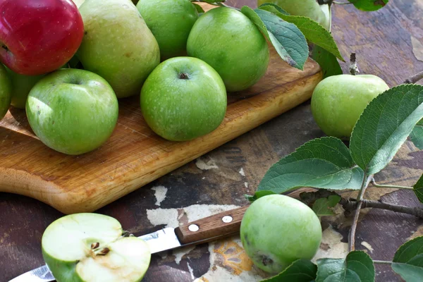 Manzanas frescas sobre fondo de madera vintage —  Fotos de Stock