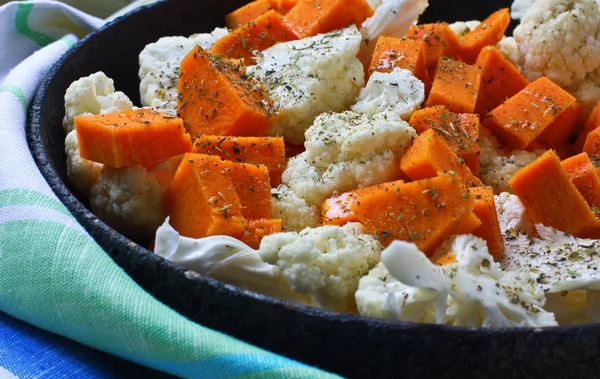 Cauliflower and pumpkin gratin with olive oil and herbs — Stock Photo, Image