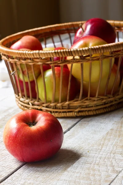 Manzanas frescas en cubo sobre fondo de madera —  Fotos de Stock