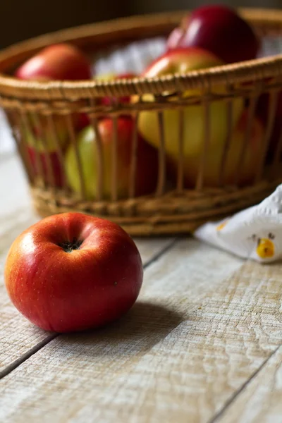 Ahşap zemin üzerinde demet taze elma — Stok fotoğraf