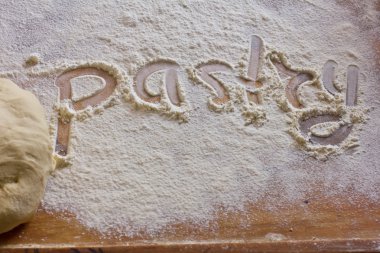 arka plan saçılma un üzerinde ahşap masa içinde kelime pasta ile