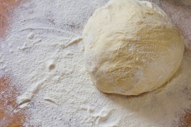 ahşap masa üzerinde saçılma unu hamur