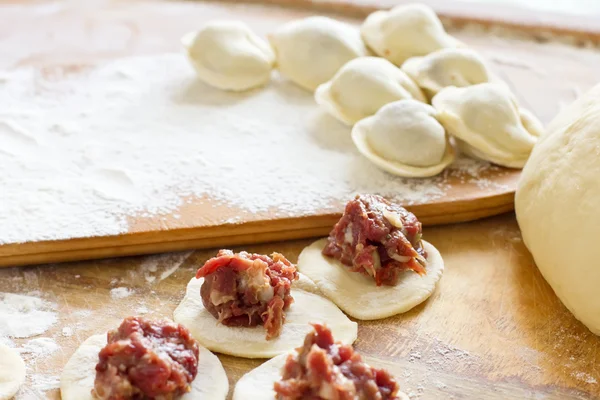 Gnocchi di carne su sfondo di legno — Foto Stock