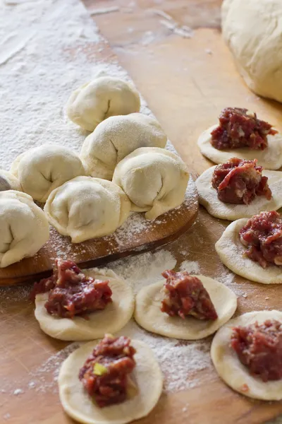 Gnocchi di carne su sfondo di legno — Foto Stock