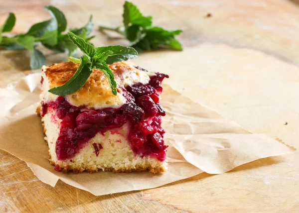 Pedazo de pastel de cerezas witn —  Fotos de Stock