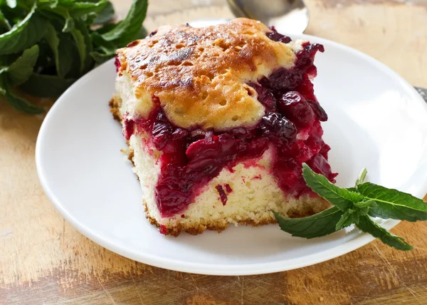 Pedazo de pastel de cerezas witn —  Fotos de Stock