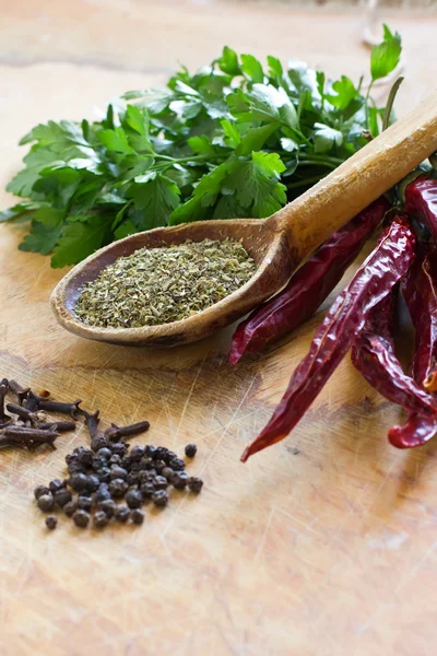 Fresh and dry parsley on wooden background — Stock Photo, Image