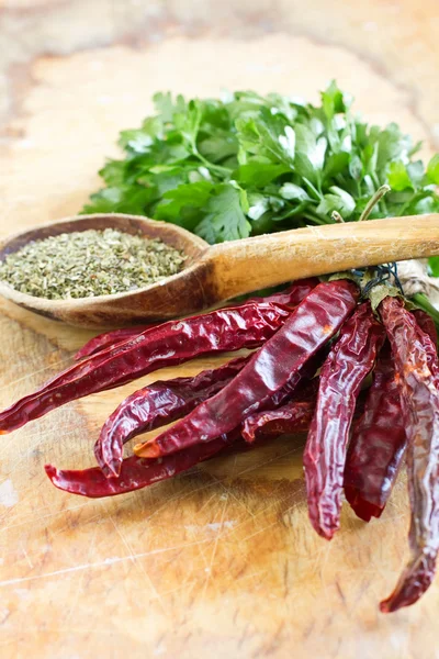 Trockener Paprika und Petersilie auf Holzgrund — Stockfoto