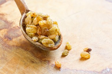 ahşap zemin üzerine kuru üzüm