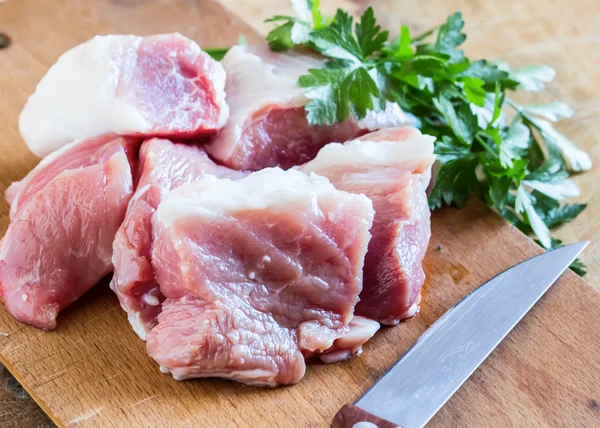 Carne crua fresca no fundo de madeira — Fotografia de Stock