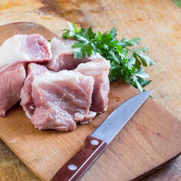 Carne crua fresca no fundo de madeira — Fotografia de Stock