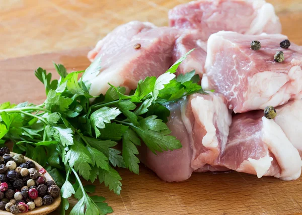 Carne cruda fresca su fondo di legno con pepe in cucchiaio — Foto Stock