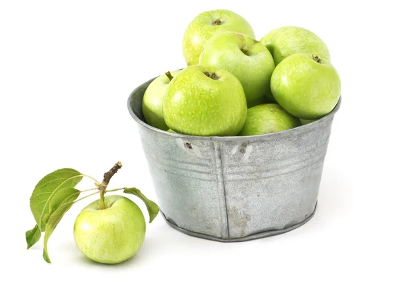 Manzanas frescas en lata metálica aisladas en blanco — Foto de Stock