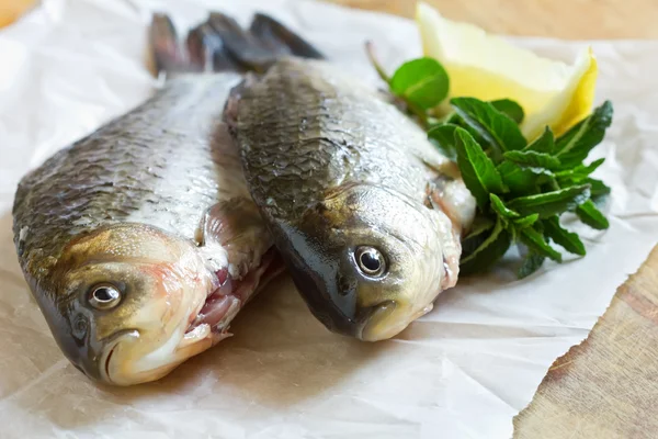 Pesce fresco crudo sul tavolo di legno — Foto Stock