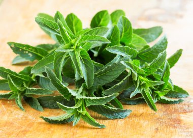 ahşap masa üstünde organik taze nane