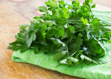 Tahta masada taze maydanoz.