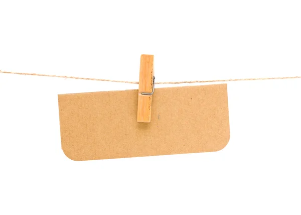 Etiqueta de papel vacía en la cuerda de línea de ropa sobre fondo blanco — Foto de Stock