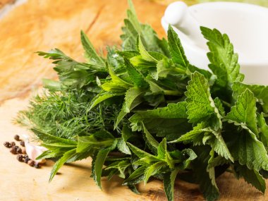 ahşap masa üstünde otlar