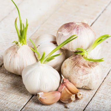 Tahta arka planda sarımsak