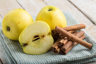 taze elma ve tarçın