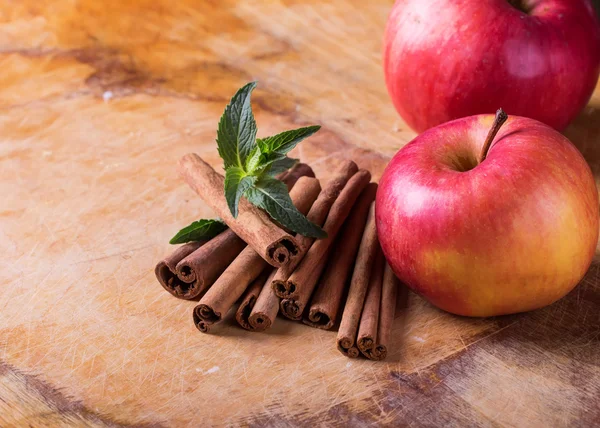 Cinnamon and apple — Stock Photo, Image