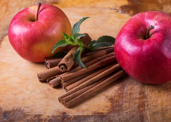 Cinnamon and apple — Stock Photo, Image