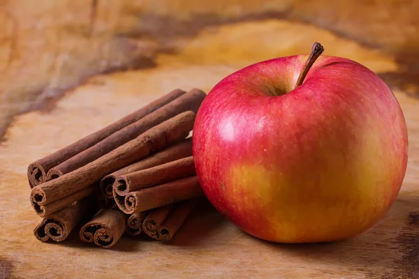 Canela y manzana —  Fotos de Stock