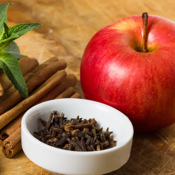 Cloves, cinnamon on table — Stock Photo, Image