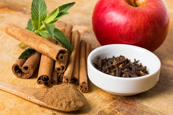 Cinnamon, allspice and apple — Stock Photo, Image