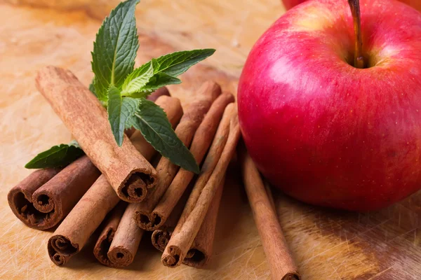 Cinnamon and apple — Stock Photo, Image