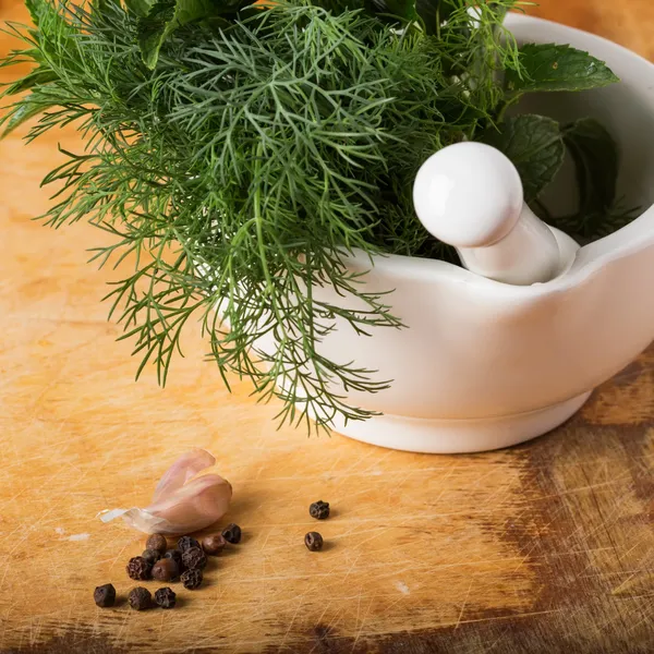 Verse biologische kruiden op houten tafel — Stockfoto