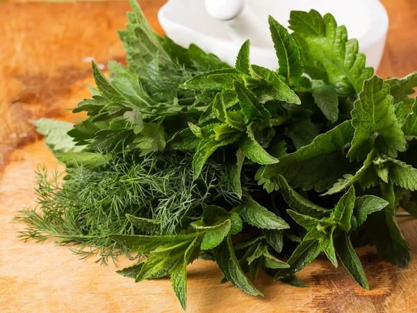 Herbal organik segar di atas meja kayu — Stok Foto