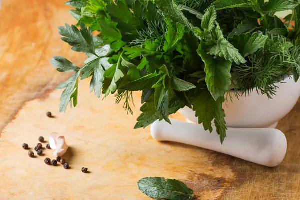 Färska ekologiska kryddväxter på träbord — Stockfoto