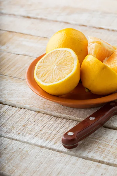Fresh citrus on plate on table — Zdjęcie stockowe