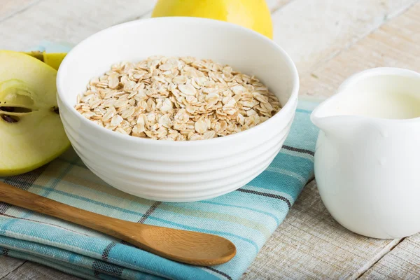 Copos de avena en tazón con manzanas y leche — Foto de Stock