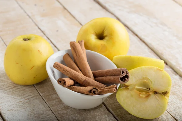 Fresh apples and cinnamon — Stock Photo, Image