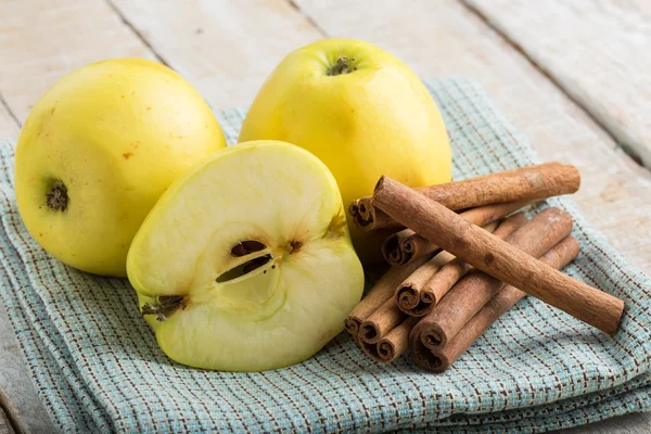 Свежие яблоки и корица — стоковое фото