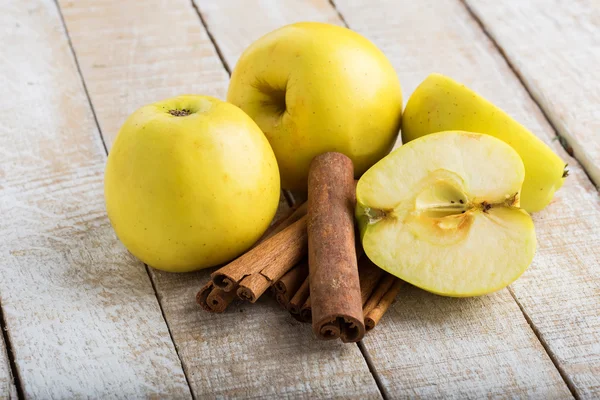 Свежие яблоки и корица — стоковое фото