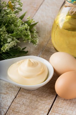 tablo üzerinde bir kapta mayonez