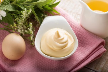 tablo üzerinde bir kapta mayonez