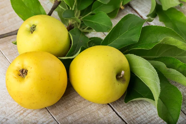 Manzanas frescas sobre fondo de madera — Foto de Stock