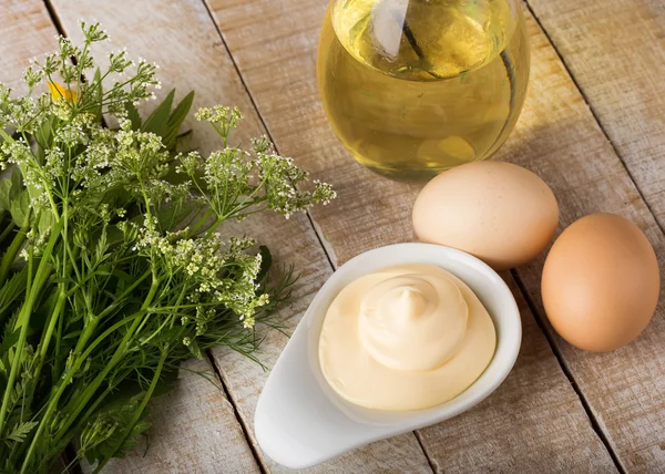 Mayonaise in kom op tafel — Stockfoto