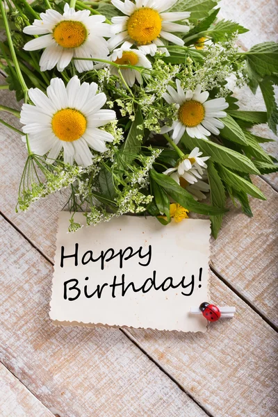 Postkarte mit wilden Blumen und Karte mit den Worten Happy Birthday — Stockfoto