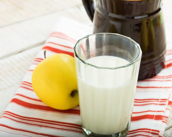 Milch im Glas auf Holztisch — Stockfoto