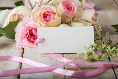 kartpostal zarif çiçek ve boş etiket metni