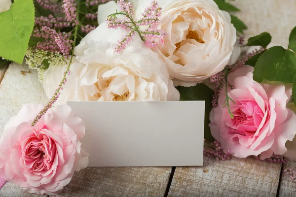 Ansichtkaart met elegante bloemen en lege tag voor uw tekst — Stockfoto